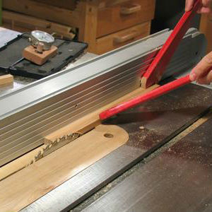 Ripping A Thinner Pice Of Wood On A Table Saw
